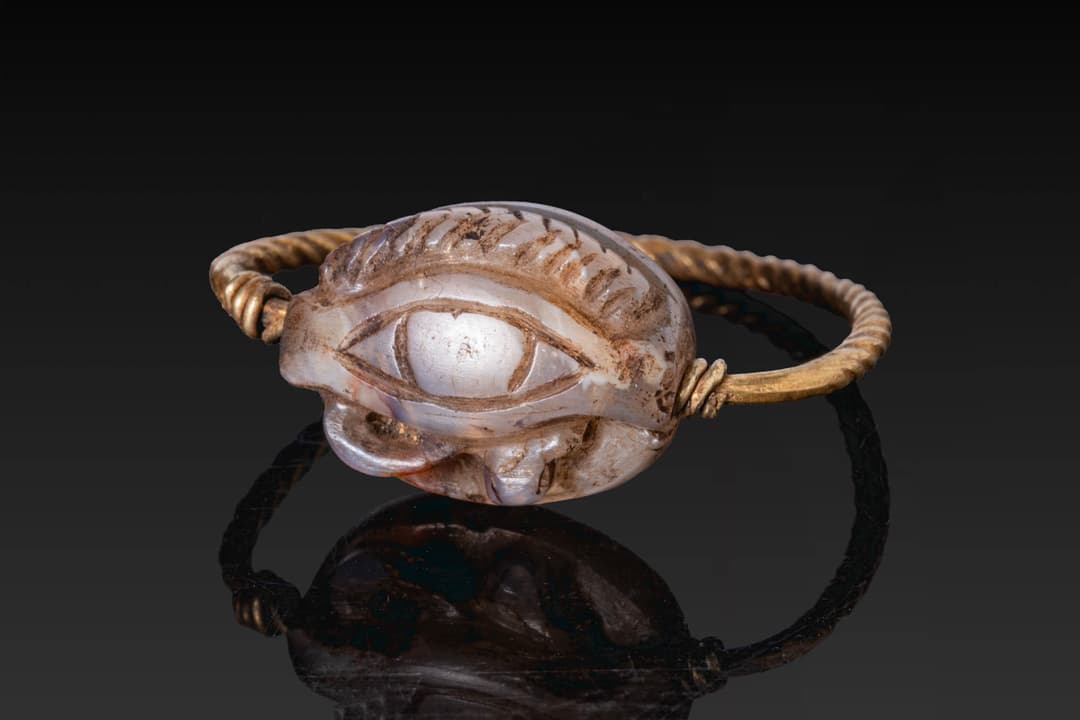 EGYPTIAN GOLD SWIVEL RING WITH AGATE SCARABOID WITH WEDJAT EYE AND HIEROGLYPHS