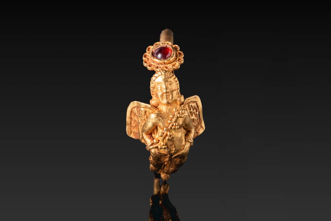 HELLENISTIC GOLD EARRING WITH EROS AND GARNET
