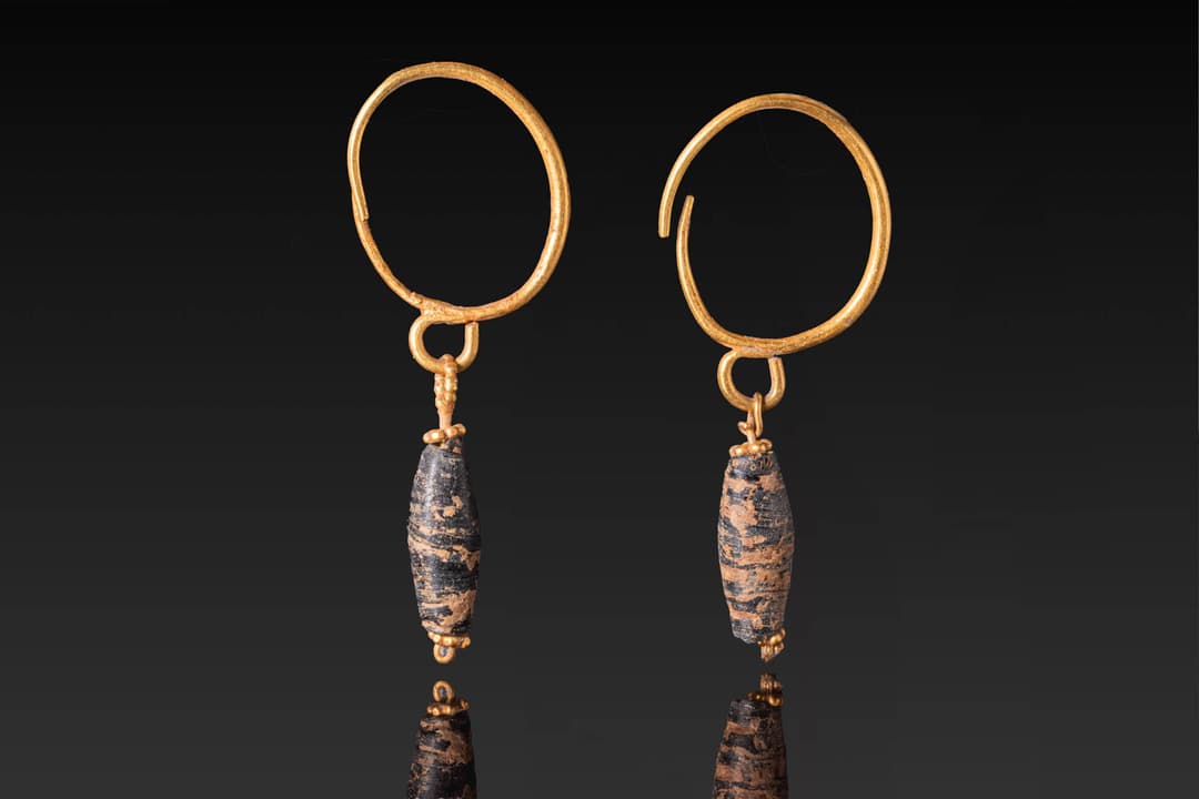 GRAECO-BACTRIAN MATCHED PAIR OF GOLD EARRINGS WITH GLASS BEAD DROPS