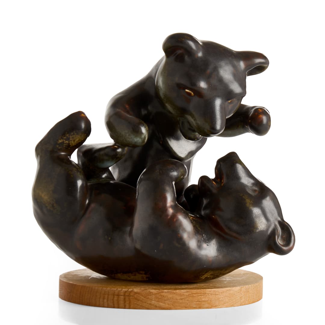 KARL GRÖSSEL. Figurin, "Lekande björnar" på sockel, stengods, monogramsignerad