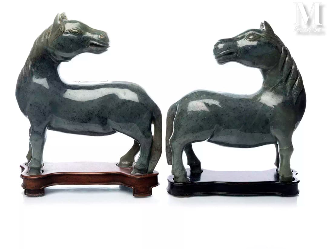 CHINE, XXe siecle Paire de chevaux en jade gris