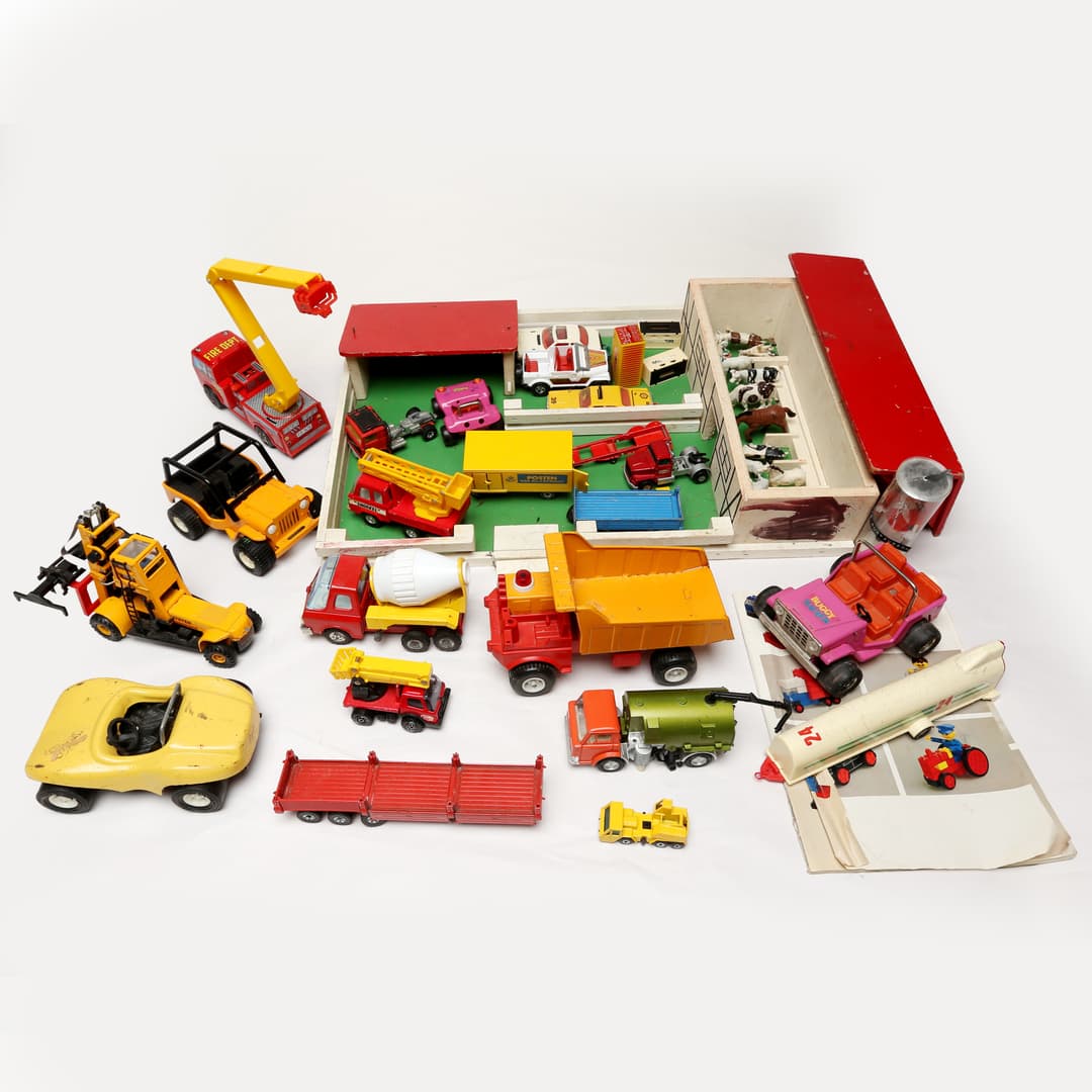 GARAGE, med LEKSAKSFORDON, stor mängd.