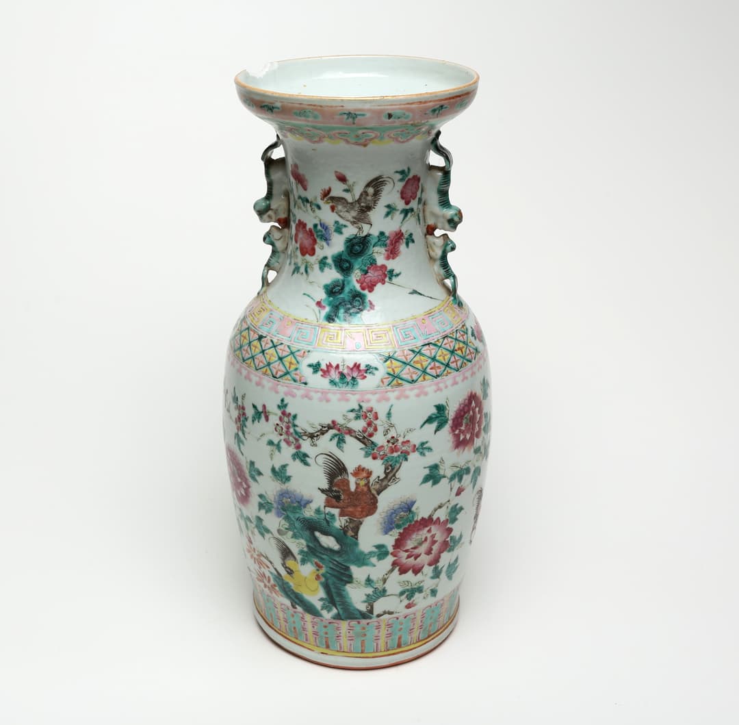 GOLVVAS, porslin, Kina, motiv med tuppar, sannolikt Guangxu (1875-1908).