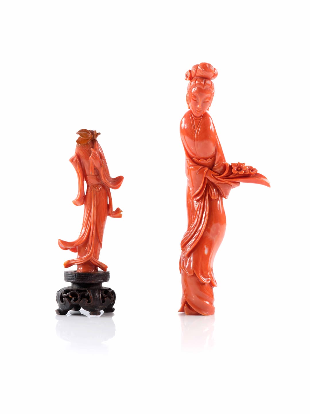 DEUX PETITES STATUETTES DE FEMMES EN CORAIL SCULPTÉ, Chine, XXe siècle