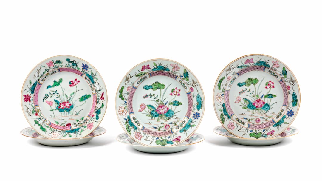 SIX ASSIETTES CREUSES EN PORCELAINE FAMILLE ROSE, Chine, dynastie