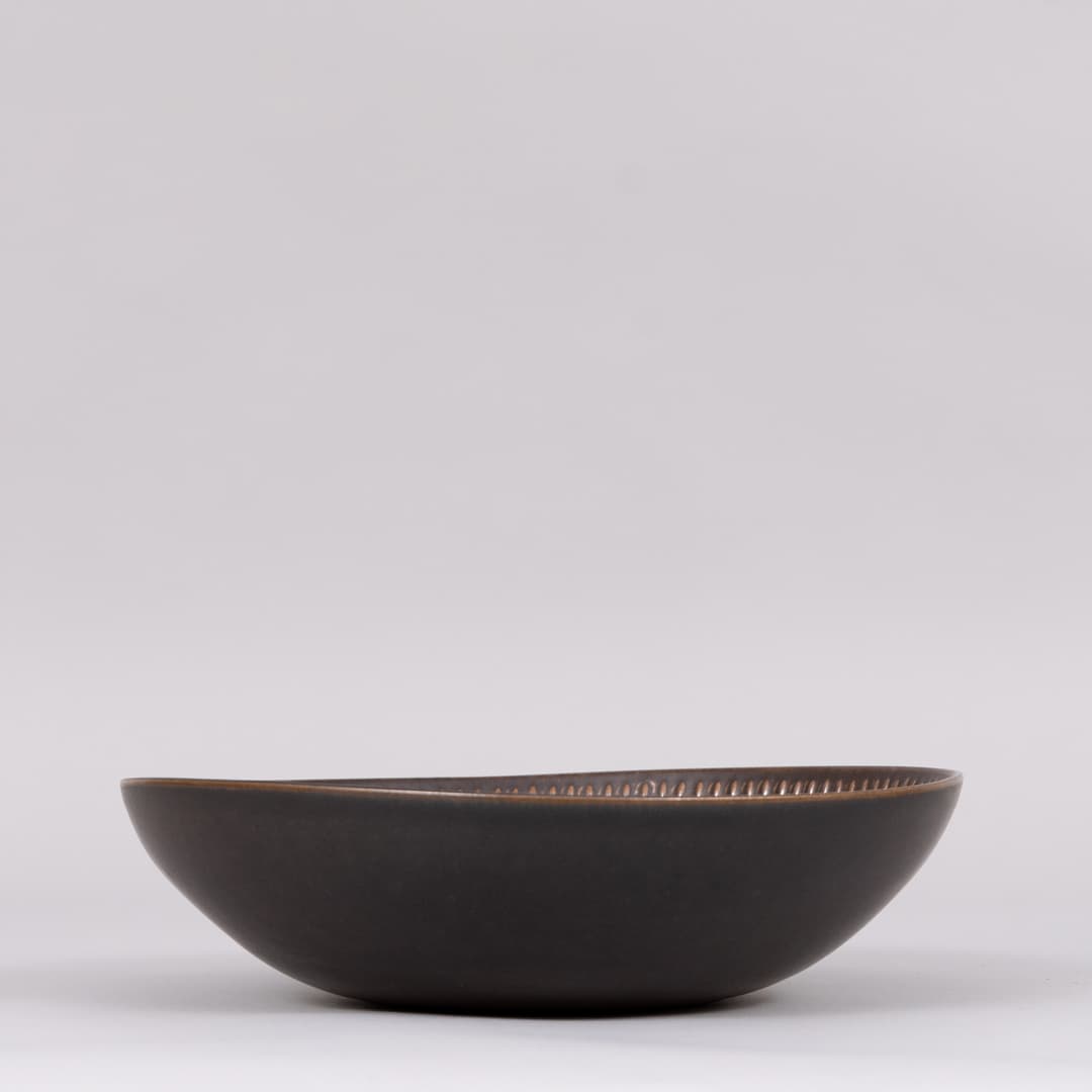 JOHN ANDERSSON (1900-1969). Skål. stengods, Höganäs, signerad.