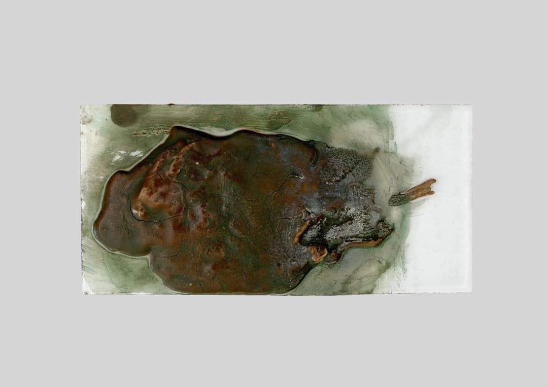 Hermann Glöckner Dunkelbraune Erhebung auf grünlicher Fläche. 1963