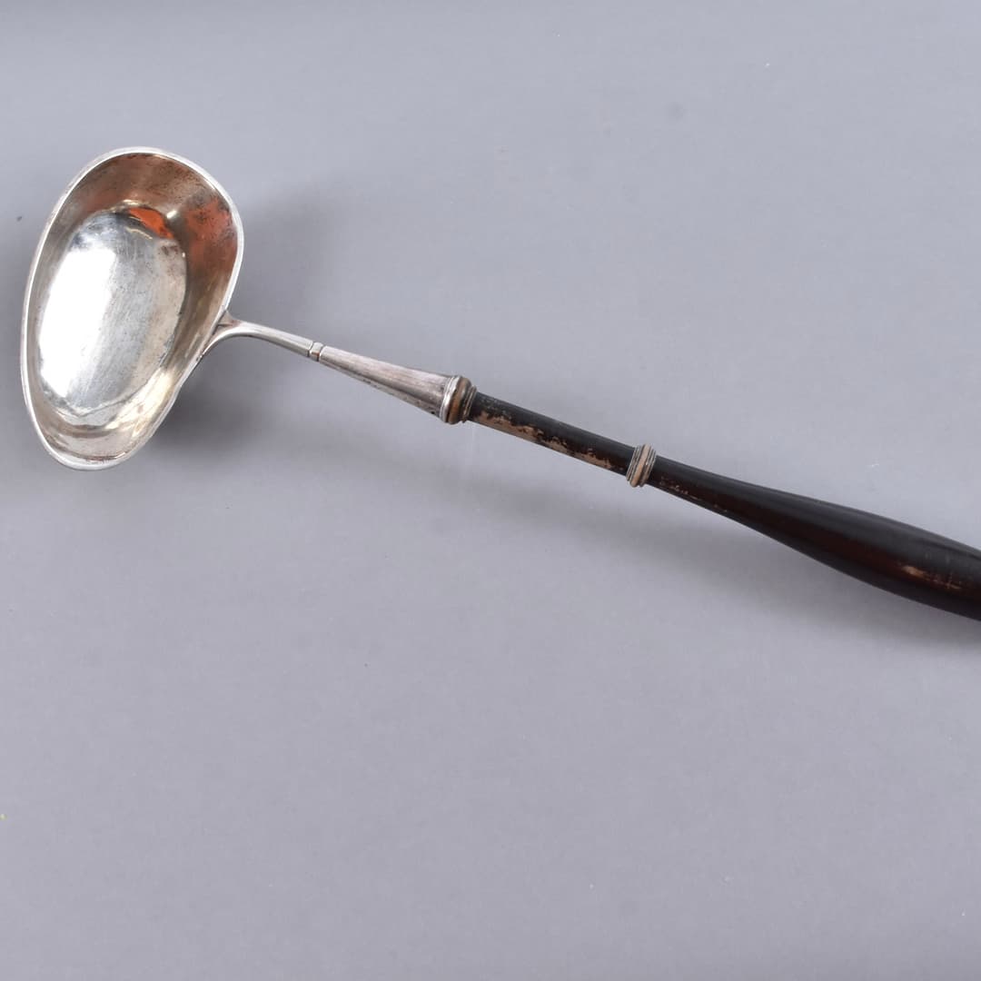 SOPPSLEV, SILVER MED SVÄRTAT TRÄSKAFT, JOHAN CHRISTAN HINTZE YSTAD 1813.