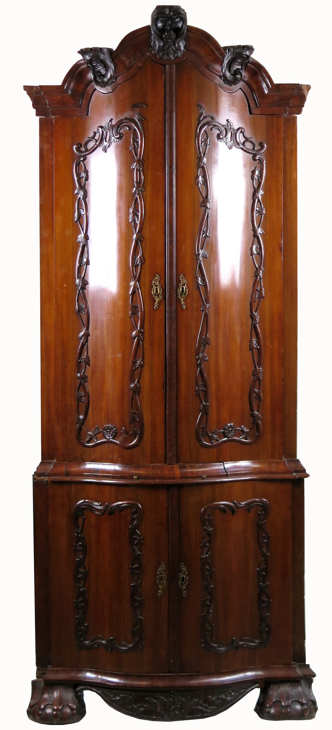 HÖRNSKÅP, skuren valnöt, Nordeuropa Louis XV, 1700-talets mitt.