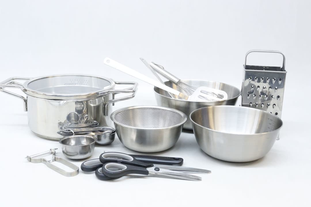 Parti rostfritt husgeråd