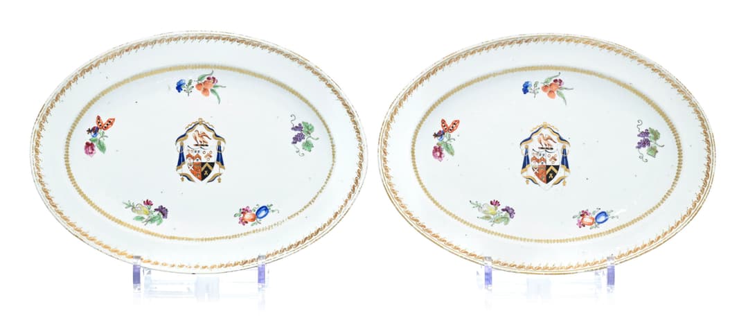 2 petits plats ovales en porcelaine, Chine, XVIIIe s., décor des armoiries