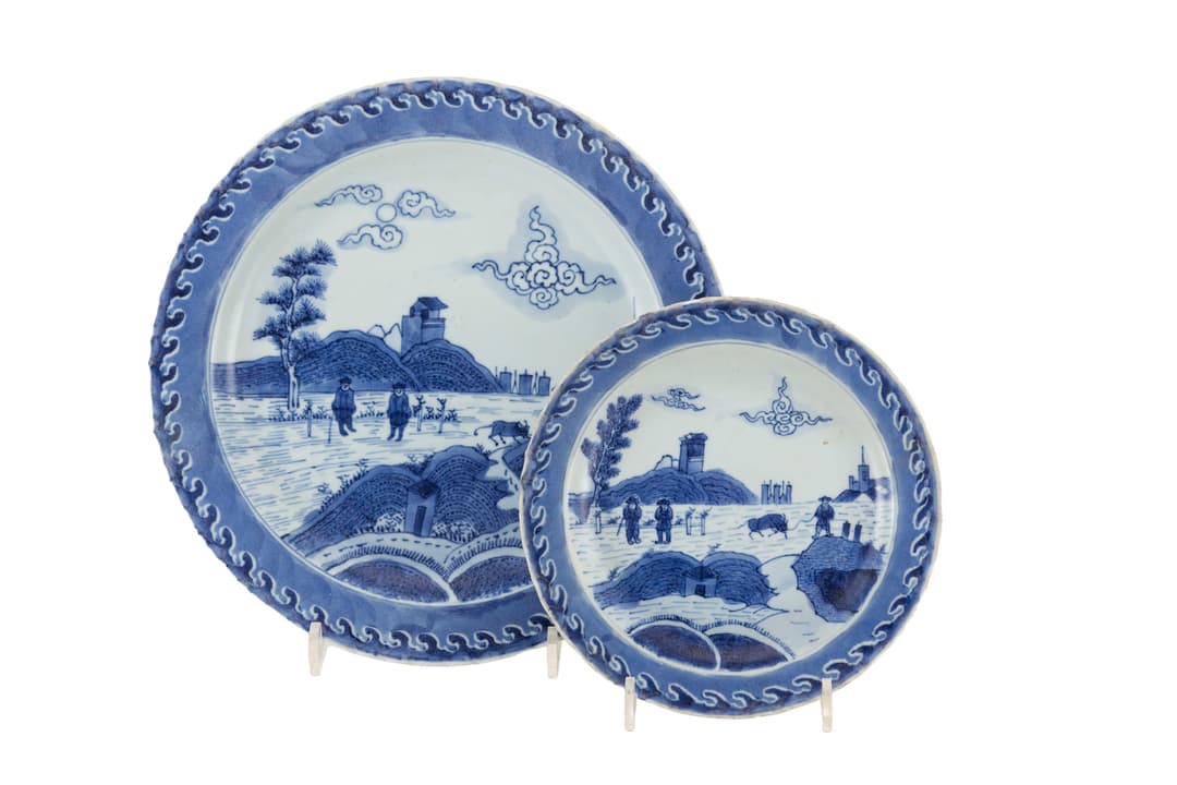 Assiette et plat en porcelaine, Chine, ca 1690, provenant du "Vung