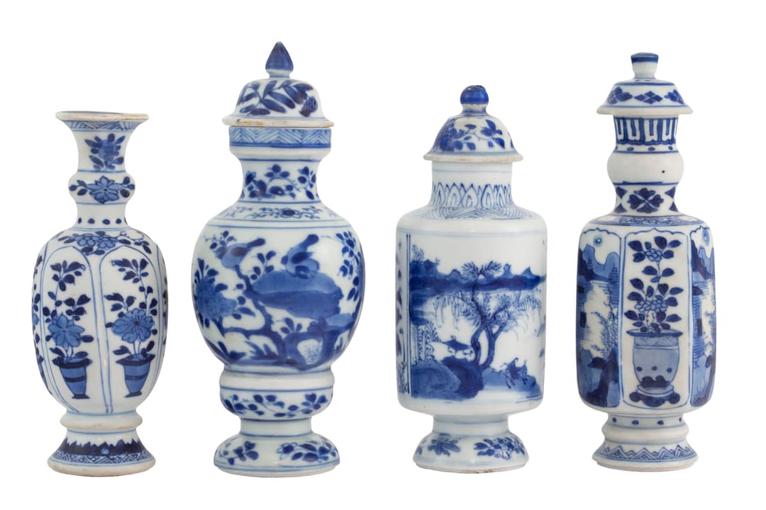 Ensemble de 4 petits vases en porcelaine, Chine, ca 1690: tous provenant