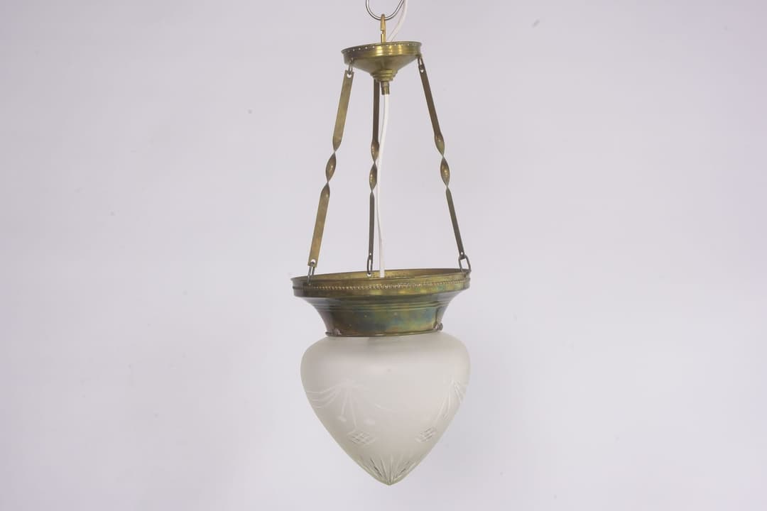 TAKLAMPA / AMPEL, mässing med kupa i glas, jugend, 1900-talets början